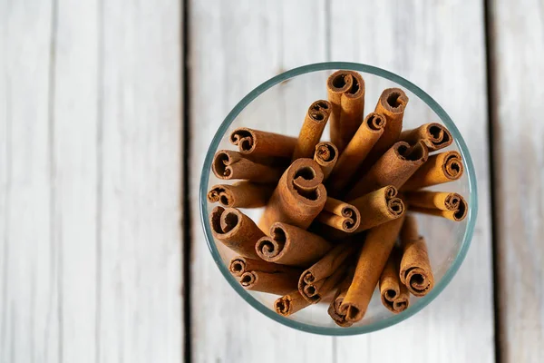 Bastoncini Cannella Piccanti Sulla Superficie Legno — Foto Stock