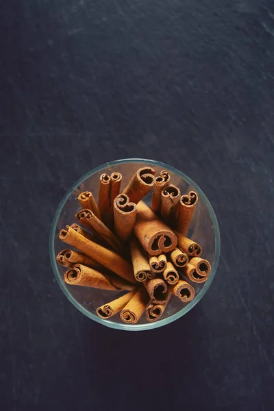 Canela Varas Uma Tigela Vidro Fundo Preto — Fotografia de Stock