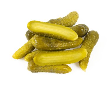 Beyaz üzerine izole edilmiş küçük salatalıklar.
