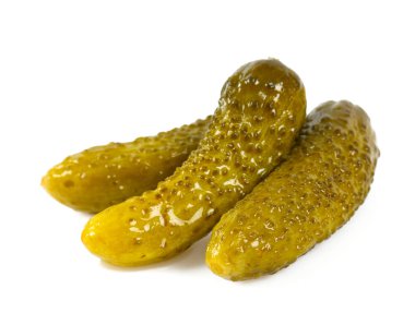 Beyaz üzerine izole edilmiş küçük salatalıklar.