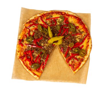 Meksika pizzası beyaz arka planda izole edilmiş.