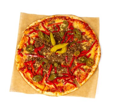 Meksika pizzası beyaz arka planda izole edilmiş.