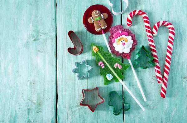 Caramelos de Navidad en superficie turquesa — Foto de Stock