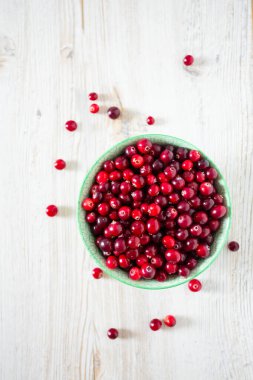 Beyaz ahşap yüzey üzerinde taze kızılcık