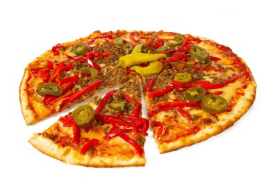 Meksika pizzası beyaz arka planda izole edilmiş.