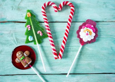 Turkuaz yüzeyinde Noel şekeri