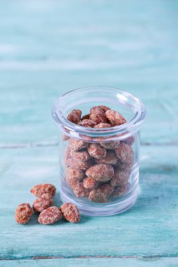 Tahta bir yüzeyde şekerli bademler