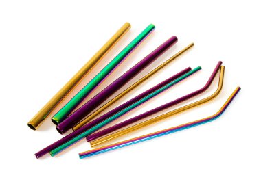 Metalik sıfır atık pipetleri beyaz üzerine izole 