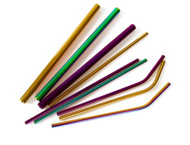 Metalik sıfır atık pipetleri beyaz üzerine izole 