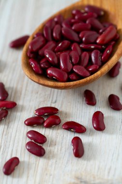 Tahta kaşıkta kırmızı fasulye.