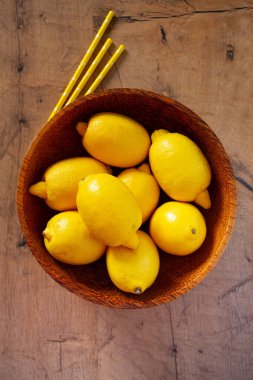 ahşap yüzey üzerinde limon