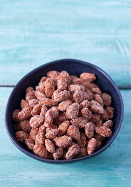 Tahta bir yüzeyde şekerli bademler