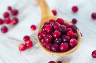 Beyaz ahşap yüzey üzerinde taze kızılcık