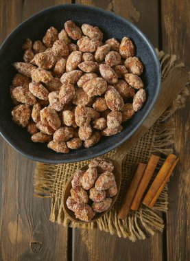 Tahta bir yüzeyde şekerli bademler