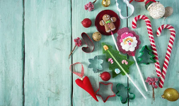 Caramelos de Navidad en superficie turquesa — Foto de Stock