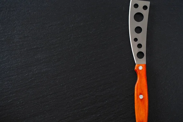 Cuchillo de queso con mango de madera sobre negro — Foto de Stock