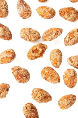 Beyaz üzerine izole edilmiş şekerli bademler.