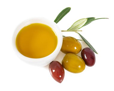 Beyaz arka plan üzerinde izole lezzetli zeytin