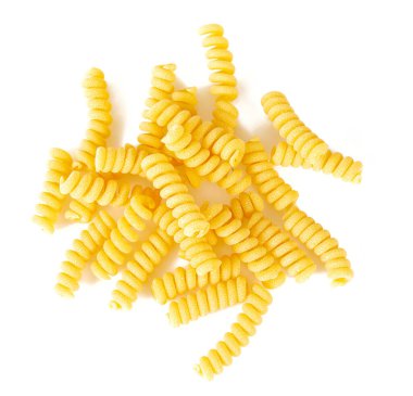 Beyaz üzerine izole edilmiş fusilli corti çiğ makarna