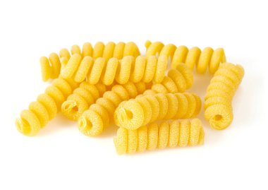 Beyaz üzerine izole edilmiş fusilli corti çiğ makarna