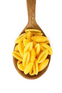 Gnochetti sardi çiğ makarna beyaz arka planda izole