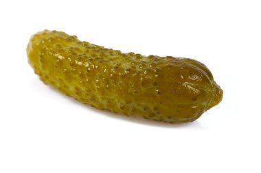 Beyaz üzerine izole edilmiş küçük salatalıklar.