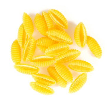 Gnochetti sardi çiğ makarna beyaz arka planda izole