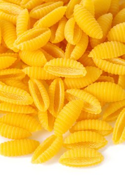 Gnochetti sardi çiğ makarna beyaz arka planda izole