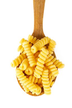 Beyaz üzerine izole edilmiş fusilli corti çiğ makarna