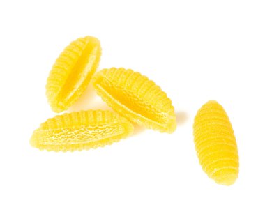 Gnochetti sardi çiğ makarna beyaz arka planda izole