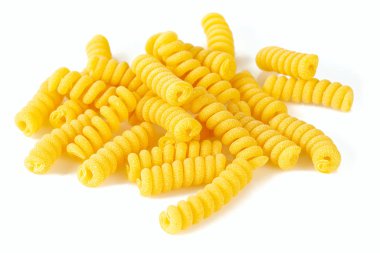 Beyaz üzerine izole edilmiş fusilli corti çiğ makarna