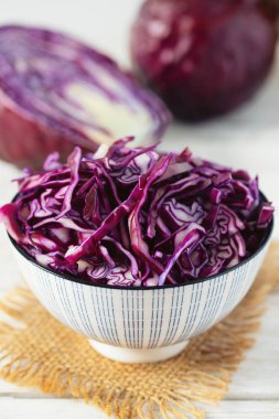 Beyaz ahşap yüzeyde kırmızı lahana