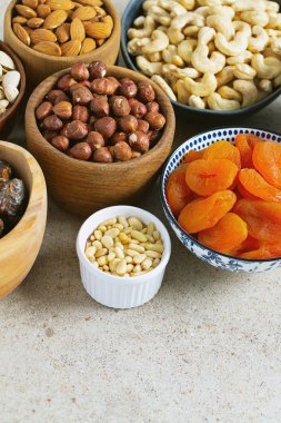 Granit yüzeyde taze fındık ve kurutulmuş meyveler.