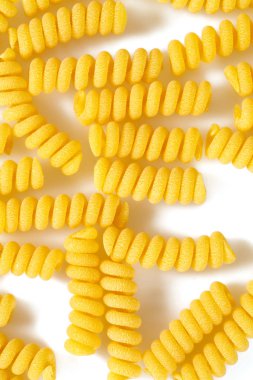 Beyaz üzerine izole edilmiş fusilli corti çiğ makarna