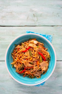 Sebzeli ve mantarlı Asya eriştesi.