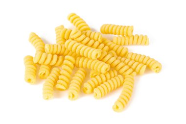 Beyaz üzerine izole edilmiş fusilli corti çiğ makarna