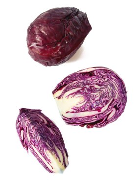 Beyaz arka planda yalıtılmış kırmızı lahana.