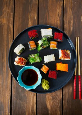 Beyaz ahşap yüzeyde kırmızı lahana