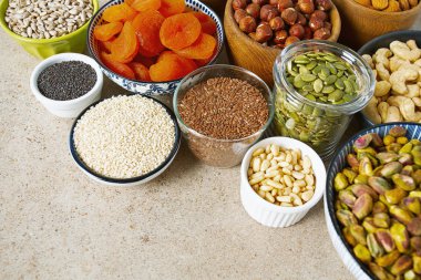 Granit yüzeyde taze fındık ve kurutulmuş meyveler.