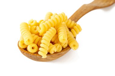Beyaz üzerine izole edilmiş fusilli corti çiğ makarna