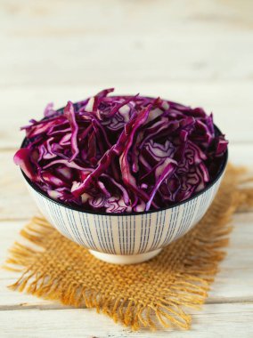 Beyaz ahşap yüzeyde kırmızı lahana