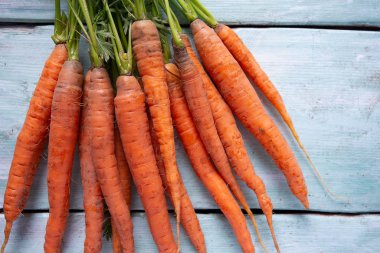 Tahta yüzeyde taze havuç