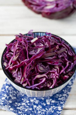 Beyaz ahşap yüzeyde kırmızı lahana