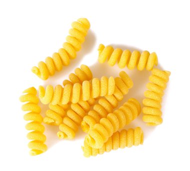 Beyaz üzerine izole edilmiş fusilli corti çiğ makarna