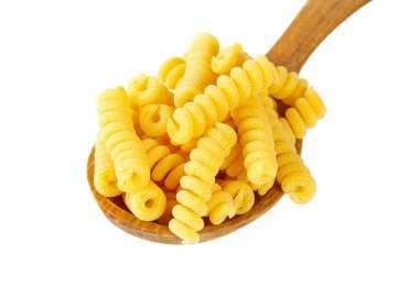 Beyaz üzerine izole edilmiş fusilli corti çiğ makarna