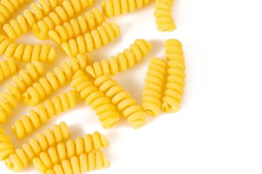 Beyaz üzerine izole edilmiş fusilli corti çiğ makarna