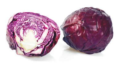 Beyaz arka planda yalıtılmış kırmızı lahana.