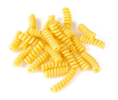 Beyaz üzerine izole edilmiş fusilli corti çiğ makarna