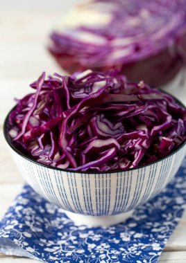 Beyaz ahşap yüzeyde kırmızı lahana