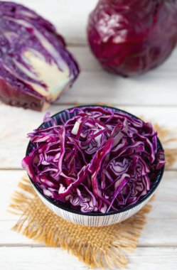 Beyaz ahşap yüzeyde kırmızı lahana